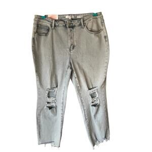 NWT! A Beautiful Soul Light Wash Distressed Cropped Jean Size 16